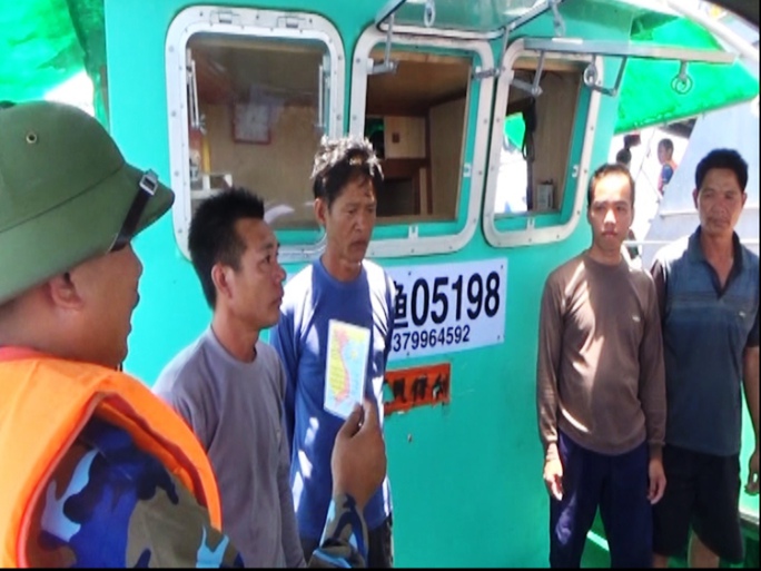 Các lực lượng chức năng đã lập biên bản kiểm tra tàu cá và ngư dân Trung Quốc đánh bắt trộm thủy sản