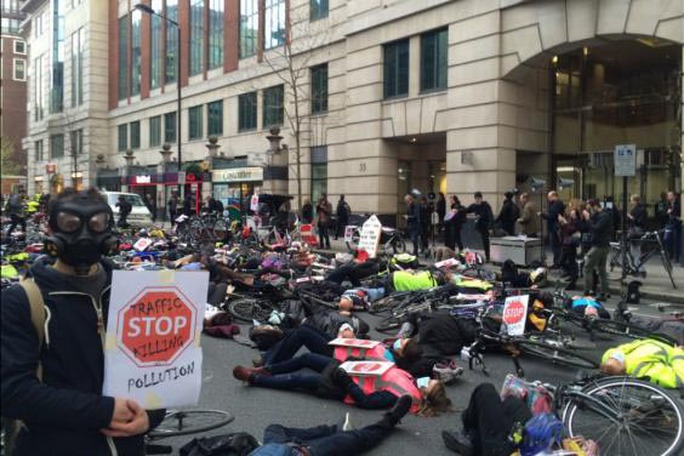 Những người biểu tình phản đối tình trạng ô nhiễm không khí tại thủ đô London – Anh hôm 28-4 Ảnh: Evening Standard