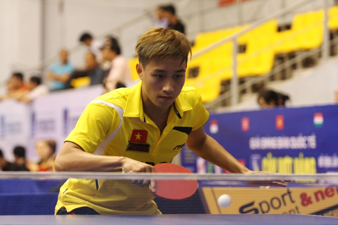 Nguyễn Anh Tú (Hà Nội T&T) là một trong các ứng viên cho ngôi vô địch đơn nam Ảnh: Đào Tùng