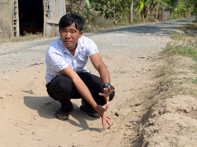 
Anh Lê Văn Khánh, ngụ ấp Minh Tân, xã Minh Thuận, cho biết trước mặt nhà anh đã xuất hiện ổ voi to tướng và sâu khoảng 40 cm

