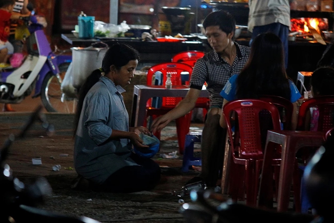 Một phụ nữ quỳ đến khi được cho tiền mới thôiẢnh: QUỐC CHIẾN Một phụ nữ quỳ đến khi được cho tiền mới thôiẢnh: QUỐC CHIẾN