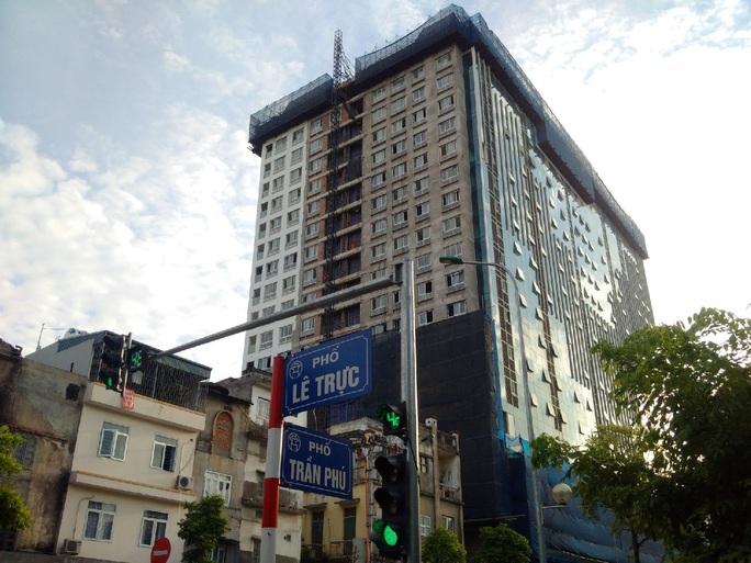 Thủ tướng đã 2 lần chỉ đạo nhanh chóng tháo dỡ phần sai phạm tại tòa nhà 8B Lê Trực nhưng đến nay vẫn chưa giải quyết xongẢnh: NGUYỄN QUYẾT