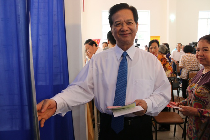 
Nguyên Thủ tướng Nguyễn Tấn Dũng cùng phu nhân đi bỏ phiếu
