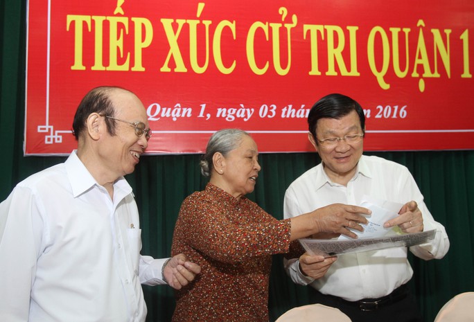 
Chủ tịch nước Trương Tấn Sang (bìa phải) tiếp xúc cử tri quận 1 sáng 3-3
