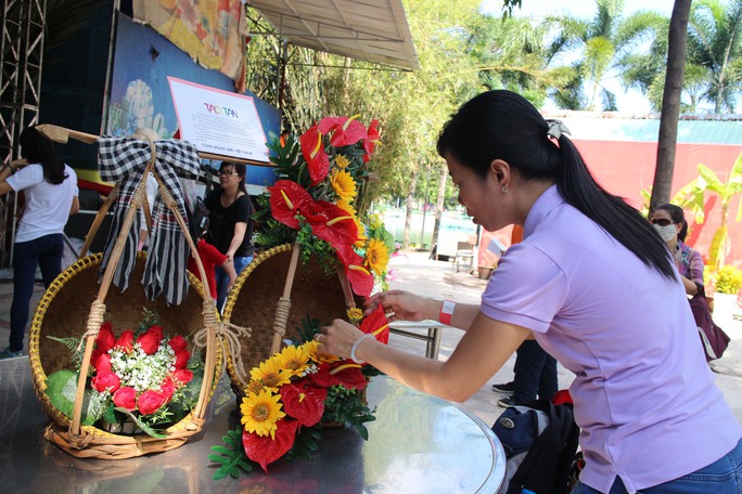 Công nhân KCX Tân Thuận (TP HCM) thi cắm hoa trong Tháng Công nhân