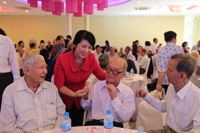 Bà Trần Kim Yến, Chủ tịch LĐLĐ TP HCM, thăm hỏi các cán bộ Công vận - Công đoàn hưu trí