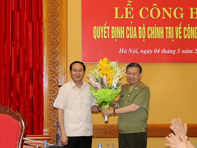 Chủ tịch nước Trần Đại Quang tặng hoa chúc mừng Thượng tướng Tô Lâm