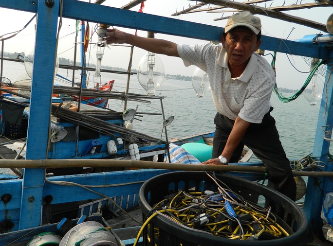 Tàu cá của ngư dân Trần Sinh bị tàu hải cảnh Trung Quốc bắn Ảnh: HÀ SANG