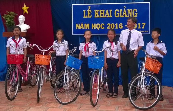 
Các mạnh thường quân hỗ trợ 11 xe đạp cho học sinh nghèo ở 2 trường THCS trên địa bàn huyện biên giới Tịnh Biên vào sáng 5-9
