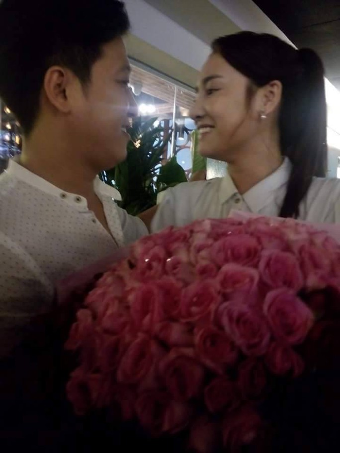 Trường Giang cũng chọn một bó hoa hồng khổng lồ để cầu hôn Nhã Phương
