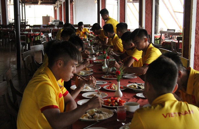 Các cầu thủ U16 dùng bữa ở Ấn Độ trước khi tham dự trận mở màn gặp U16 Nhật Bản