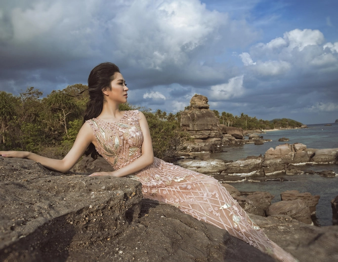 Hoa hậu Nguyễn Thị Huyền cực đẹp trong bộ ảnh váy 