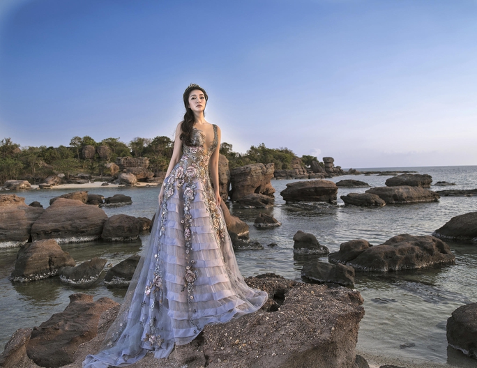 Hoa hậu Nguyễn Thị Huyền cực đẹp trong bộ ảnh váy 