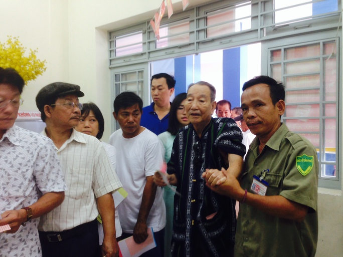 
Những người già cũng đi bỏ phiếu tại khu vực bầu cử số 115, phường 11, Tân Bình
