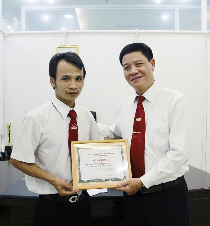 
Ông Trương Đình Quý (bìa phải), Phó Tổng giám đốc Vinasun, trao giấy khen và tiền thưởng cho tài xế Đồng Văn Long
