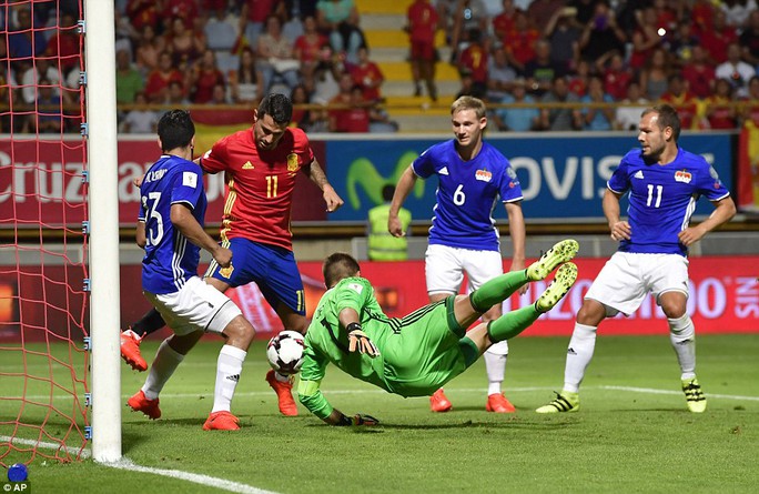 
Vitolo (11) ghi bàn cho đội chủ nhà
