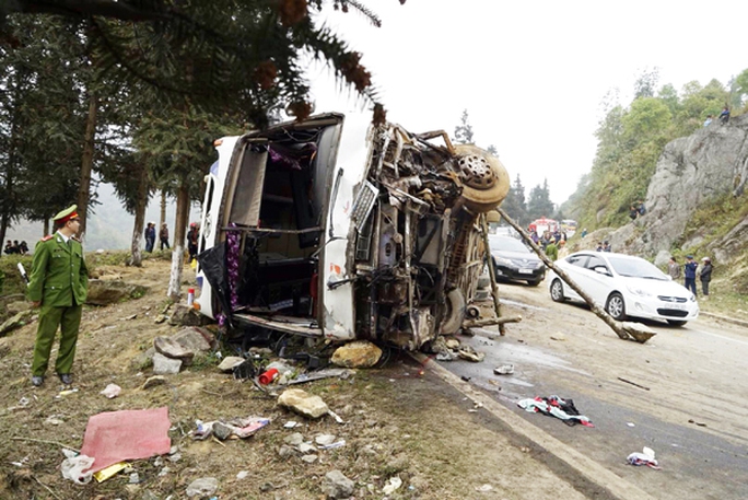 Chiếc xe khách lật nghiêng trong vụ tai nạn nghiêm trọng - Ảnh: Lào Cai Online