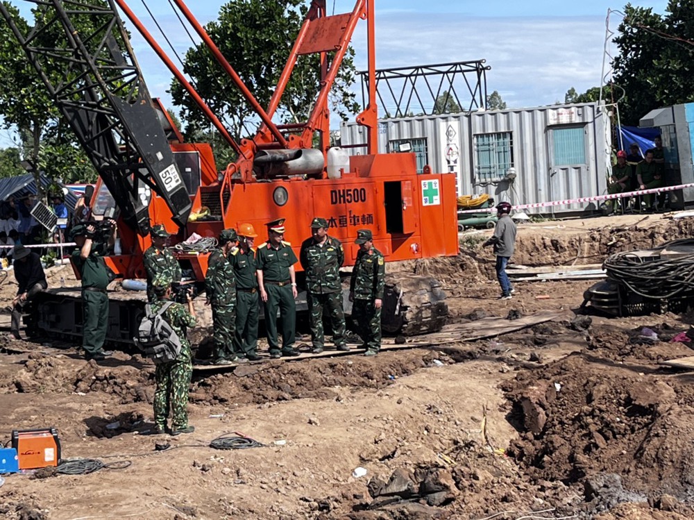 CHÙM ẢNH: 11 ngày đêm nỗ lực đưa bé trai lọt vào trụ bê-tông ở Đồng Tháp lên mặt đất - Ảnh 5.