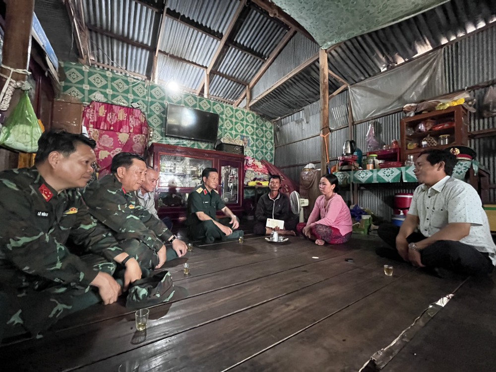 CHÙM ẢNH: 11 ngày đêm nỗ lực đưa bé trai lọt vào trụ bê-tông ở Đồng Tháp lên mặt đất - Ảnh 9.