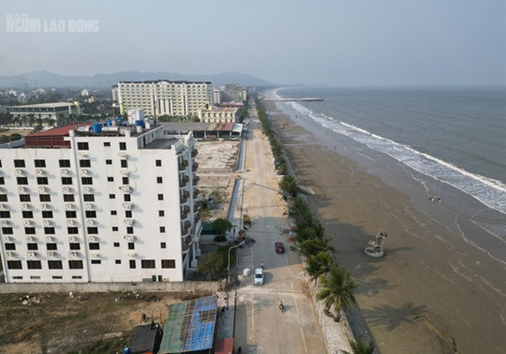 Những con đường cong mềm mại khó coi trên bãi biển nổi tiếng ở Thanh Hóa - Ảnh 2.