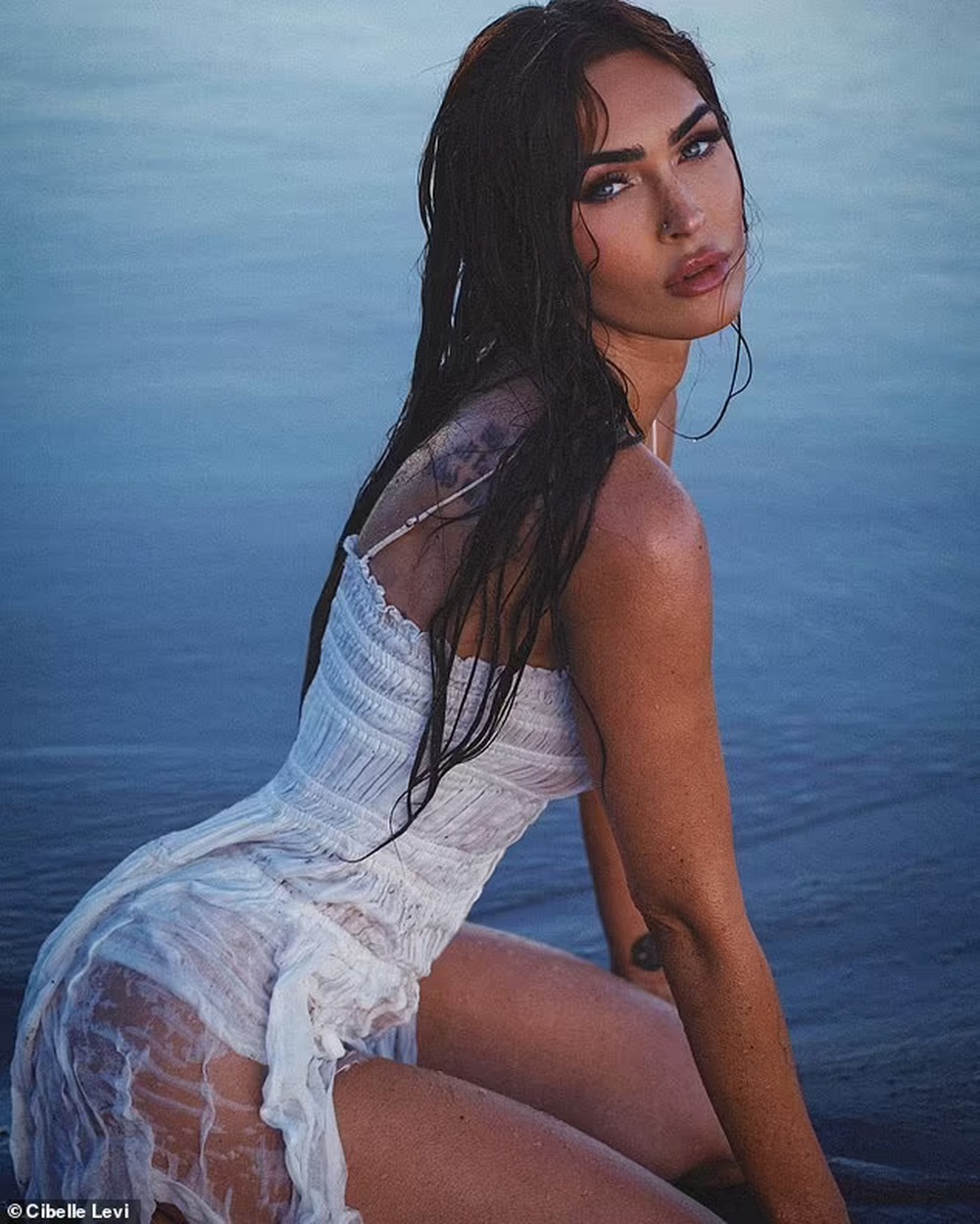 Minh tinh Megan Fox quyến rũ trên bãi cát - Ảnh 3.