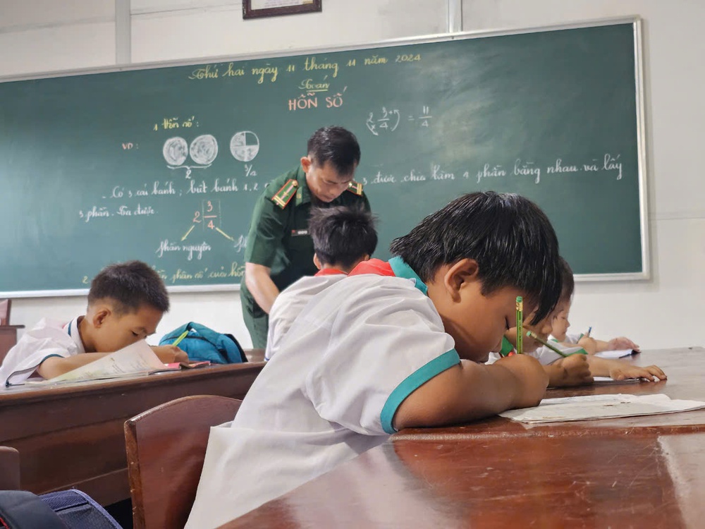 NGHĨA TÌNH TP HCM, VÌ BIỂN ĐẢO THÂN YÊU(*): Thầy giáo "quân hàm xanh"- Ảnh 5.