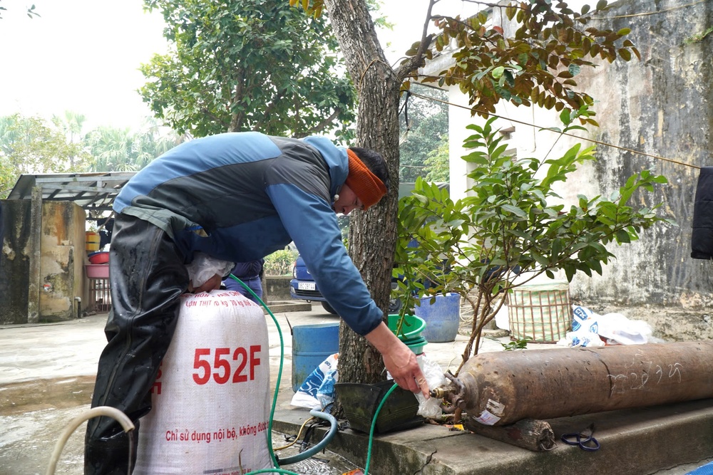 Thu cả trăm triệu từ nghề bán phương tiện “ông Công, ông Táo” về trời- Ảnh 3.