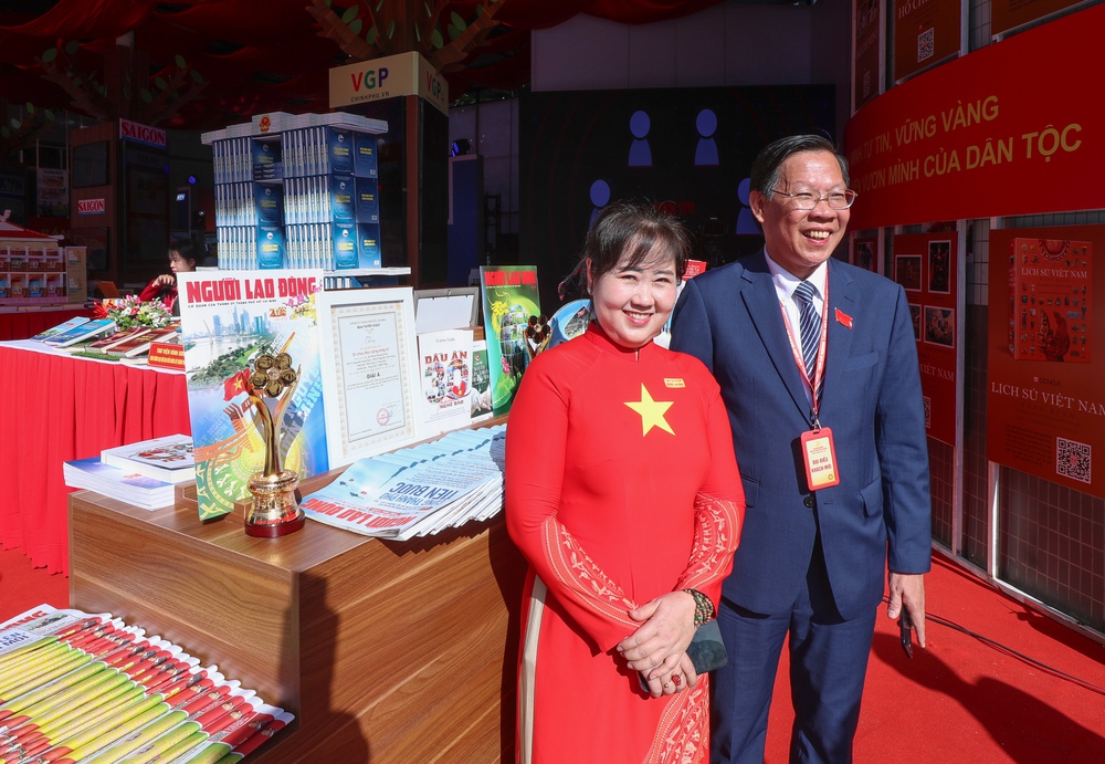 Tổng Bí thư Tô Lâm tham quan triển lãm thành tựu Báo chí - Xuất bản TP HCM - Ảnh 11.
