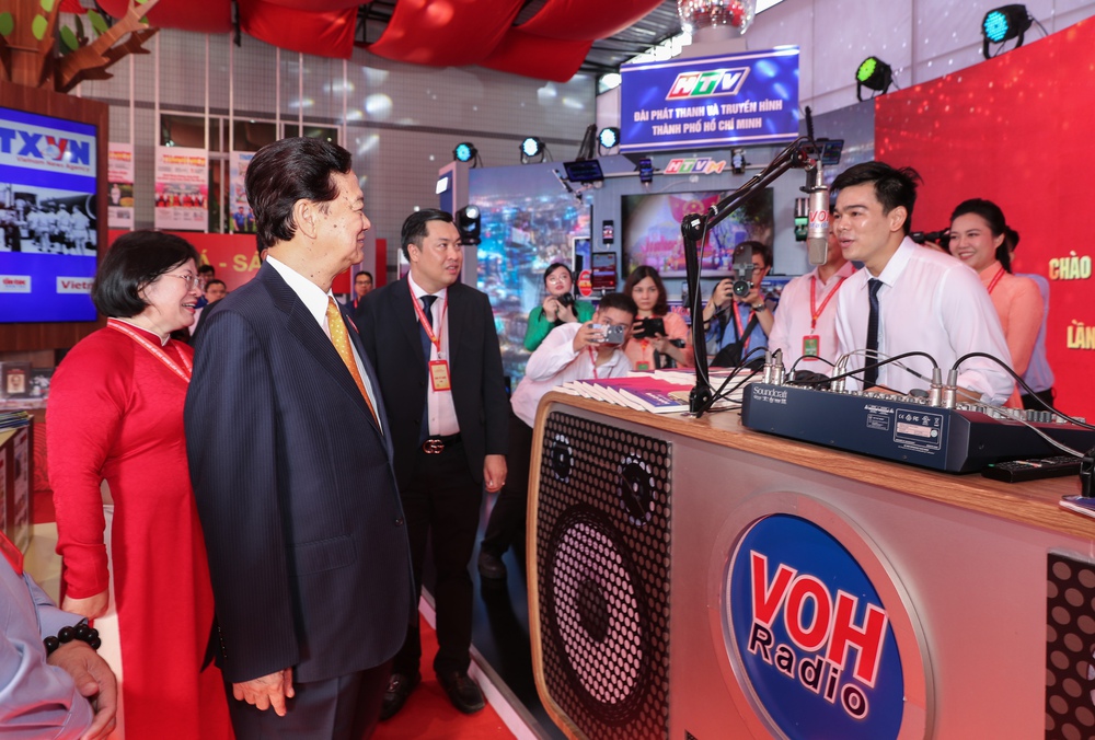 Tổng Bí thư Tô Lâm tham quan triển lãm thành tựu Báo chí - Xuất bản TP HCM - Ảnh 8.