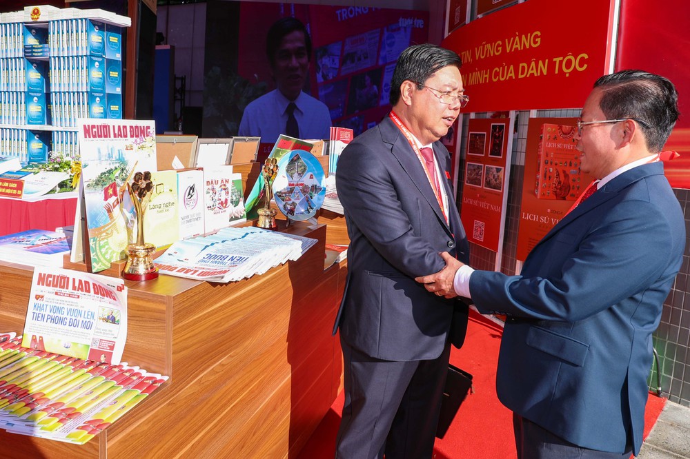 Tổng Bí thư Tô Lâm tham quan triển lãm thành tựu Báo chí - Xuất bản TP HCM - Ảnh 12.
