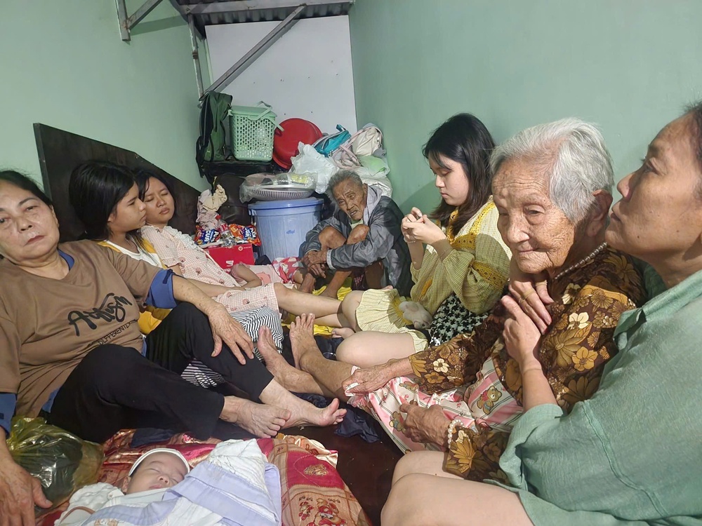 [eMagazine] - Hình ảnh người dân miền Trung oằn mình giữa biển lũ - Ảnh 4.