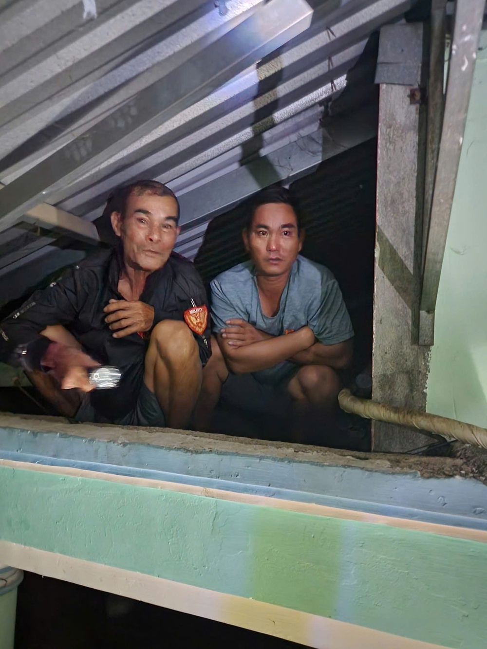 [eMagazine] - Hình ảnh người dân miền Trung oằn mình giữa biển lũ - Ảnh 5.