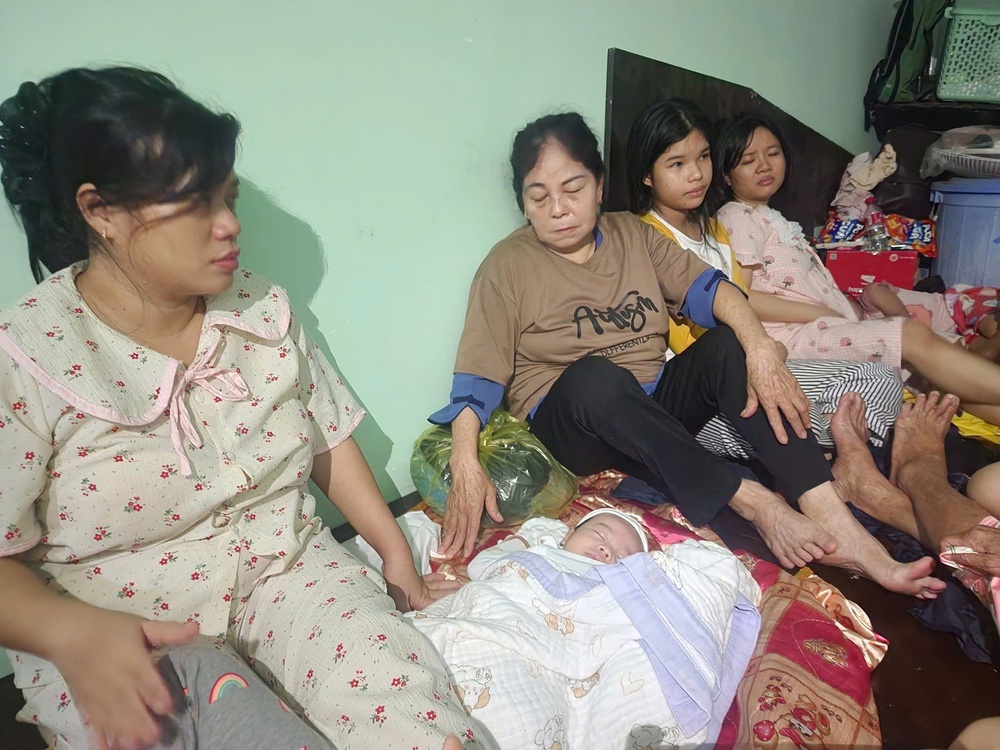 [eMagazine] - Hình ảnh người dân miền Trung oằn mình giữa biển lũ - Ảnh 6.