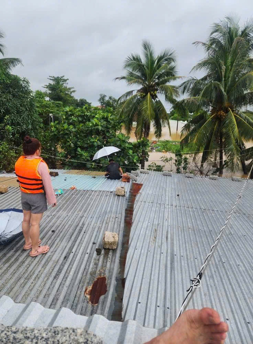 [eMagazine] - Hình ảnh người dân miền Trung oằn mình giữa biển lũ - Ảnh 7.