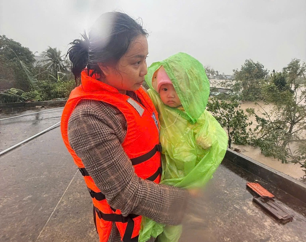[eMagazine] - Hình ảnh người dân miền Trung oằn mình giữa biển lũ - Ảnh 9.