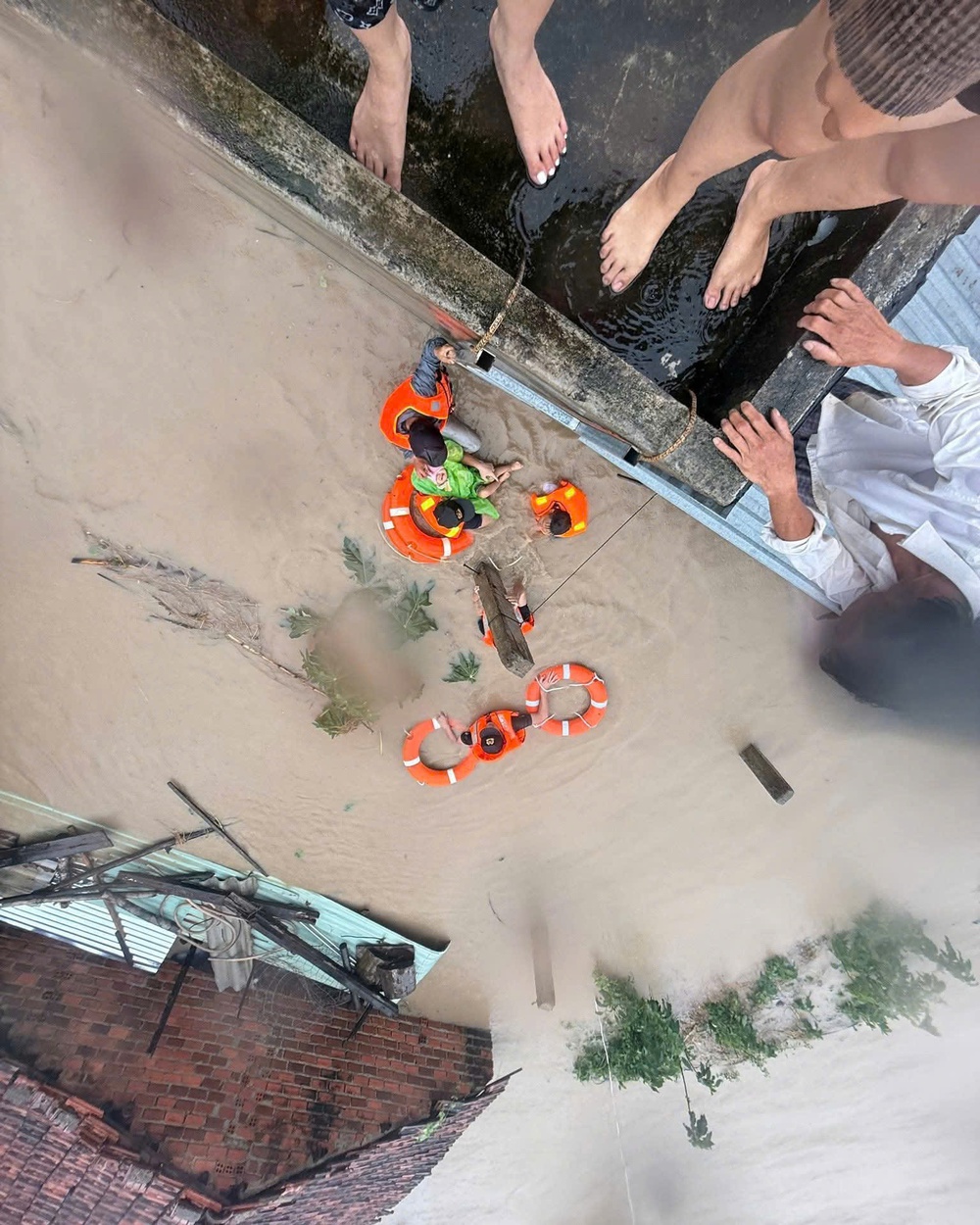 [eMagazine] - Hình ảnh người dân miền Trung oằn mình giữa biển lũ - Ảnh 10.