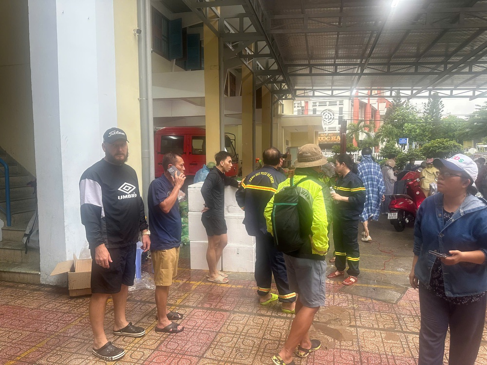 [eMagazine] - Hình ảnh người dân miền Trung oằn mình giữa biển lũ - Ảnh 25.