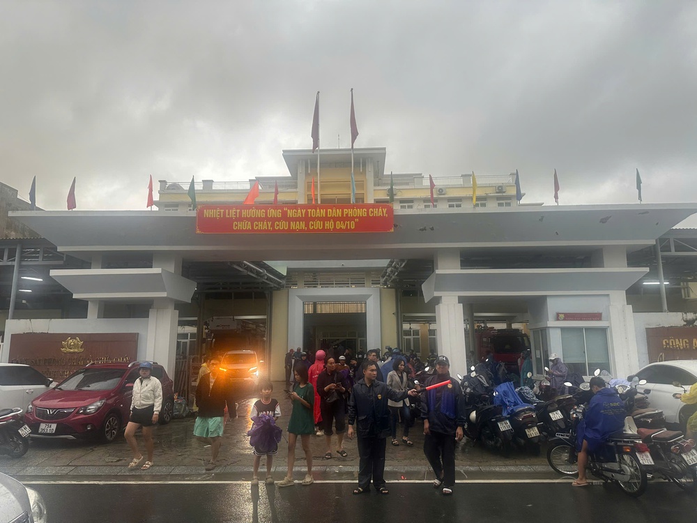 [eMagazine] - Hình ảnh người dân miền Trung oằn mình giữa biển lũ - Ảnh 24.