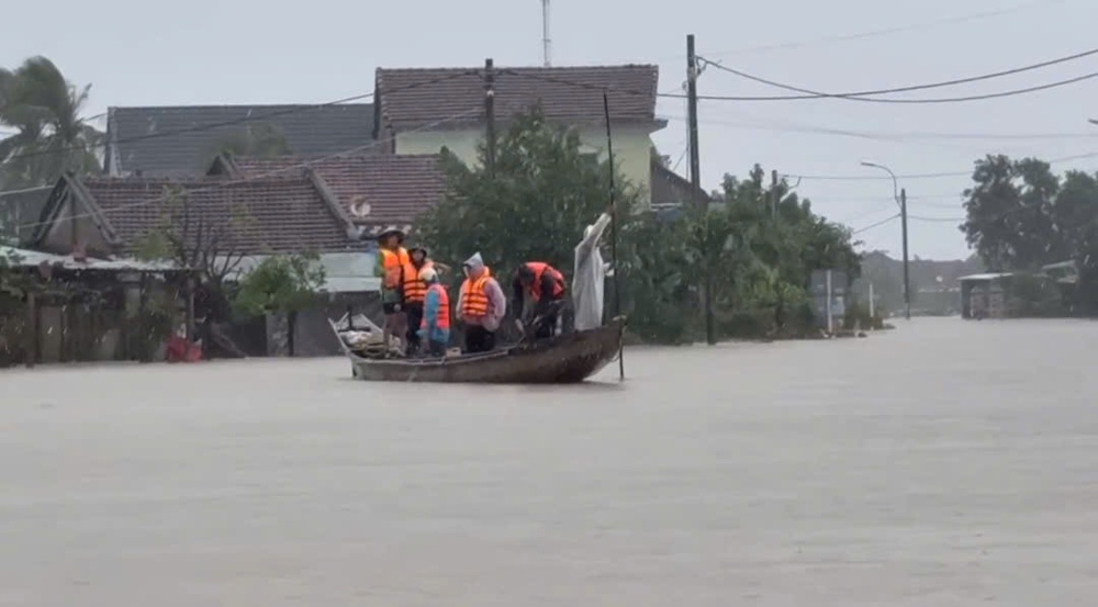 [eMagazine] - Hình ảnh người dân miền Trung oằn mình giữa biển lũ - Ảnh 22.