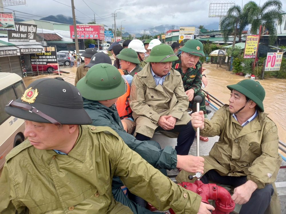 [eMagazine] - Hình ảnh người dân miền Trung oằn mình giữa biển lũ - Ảnh 12.