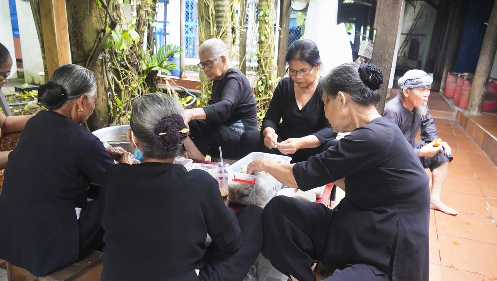Kỳ bí tục “chết chung hòm” ở Long Sơn, TP HCM - Ảnh 4.