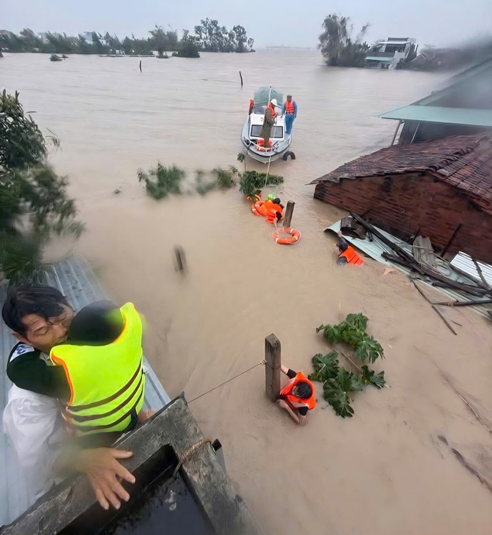 Báo chí giữa tâm lũ: Cứu người, chặn tin giả và khơi dậy triệu trái tim - Ảnh 2.