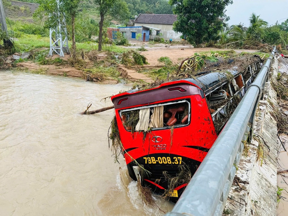 Báo chí giữa tâm lũ: Cứu người, chặn tin giả và khơi dậy triệu trái tim - Ảnh 3.