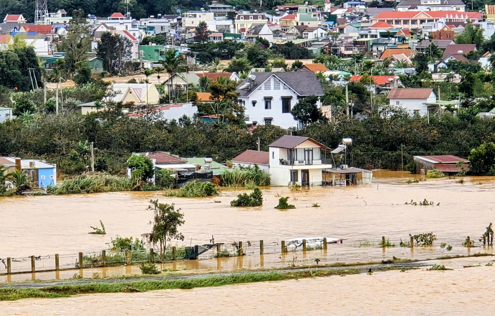Báo chí giữa tâm lũ: Cứu người, chặn tin giả và khơi dậy triệu trái tim - Ảnh 5.