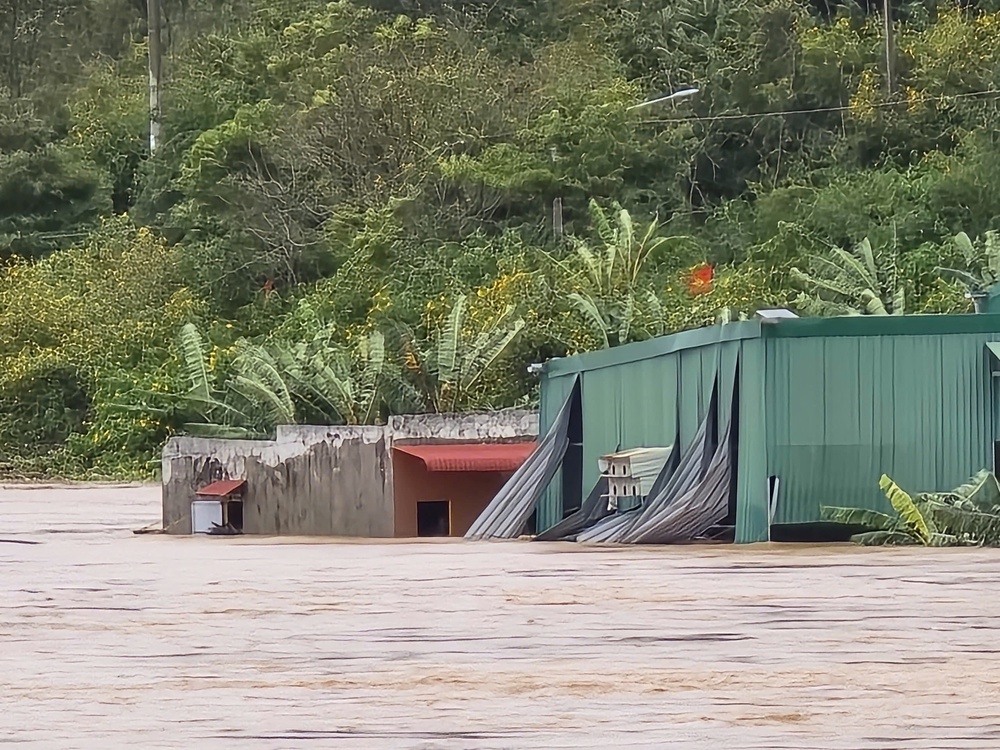 Báo chí giữa tâm lũ: Cứu người, chặn tin giả và khơi dậy triệu trái tim - Ảnh 6.