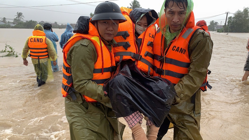 Báo chí giữa tâm lũ: Cứu người, chặn tin giả và khơi dậy triệu trái tim - Ảnh 18.