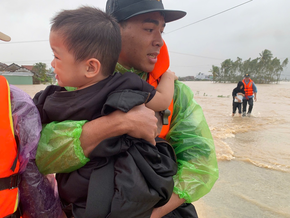 Báo chí giữa tâm lũ: Cứu người, chặn tin giả và khơi dậy triệu trái tim - Ảnh 19.