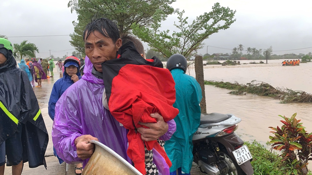 Báo chí giữa tâm lũ: Cứu người, chặn tin giả và khơi dậy triệu trái tim - Ảnh 21.