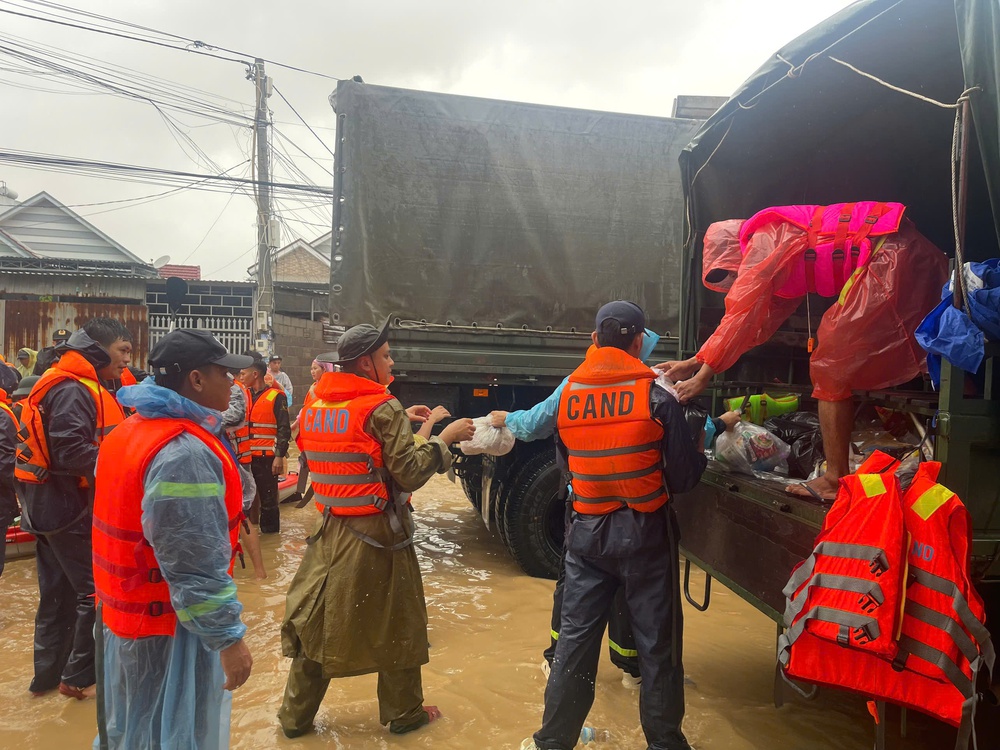 Báo chí giữa tâm lũ: Cứu người, chặn tin giả và khơi dậy triệu trái tim - Ảnh 15.