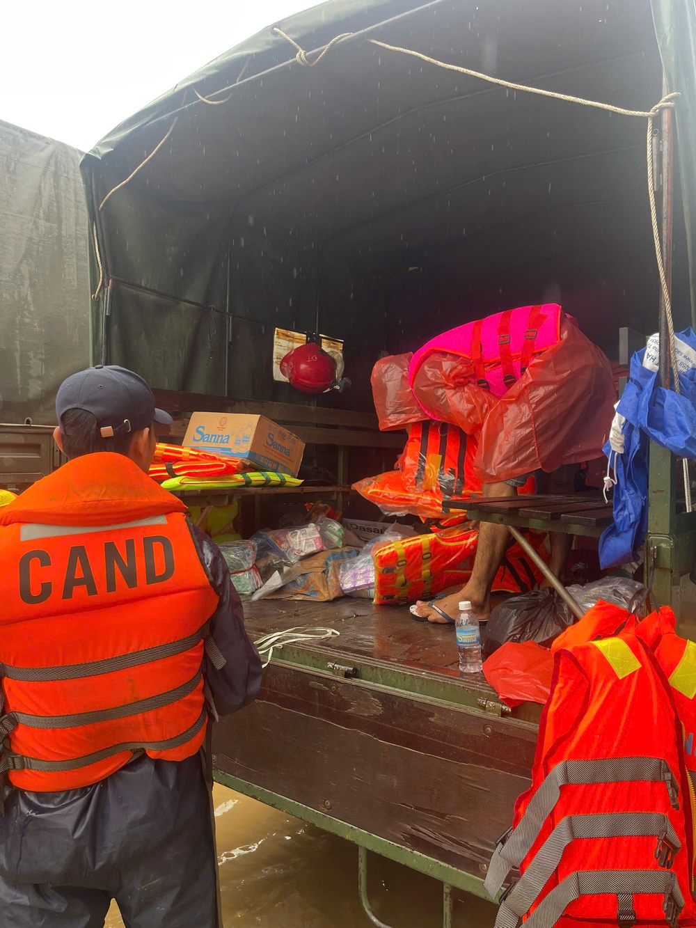 Báo chí giữa tâm lũ: Cứu người, chặn tin giả và khơi dậy triệu trái tim - Ảnh 13.